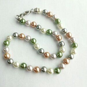 Nwt Shell  Pearl choker necklace in cream pink grey golden green
